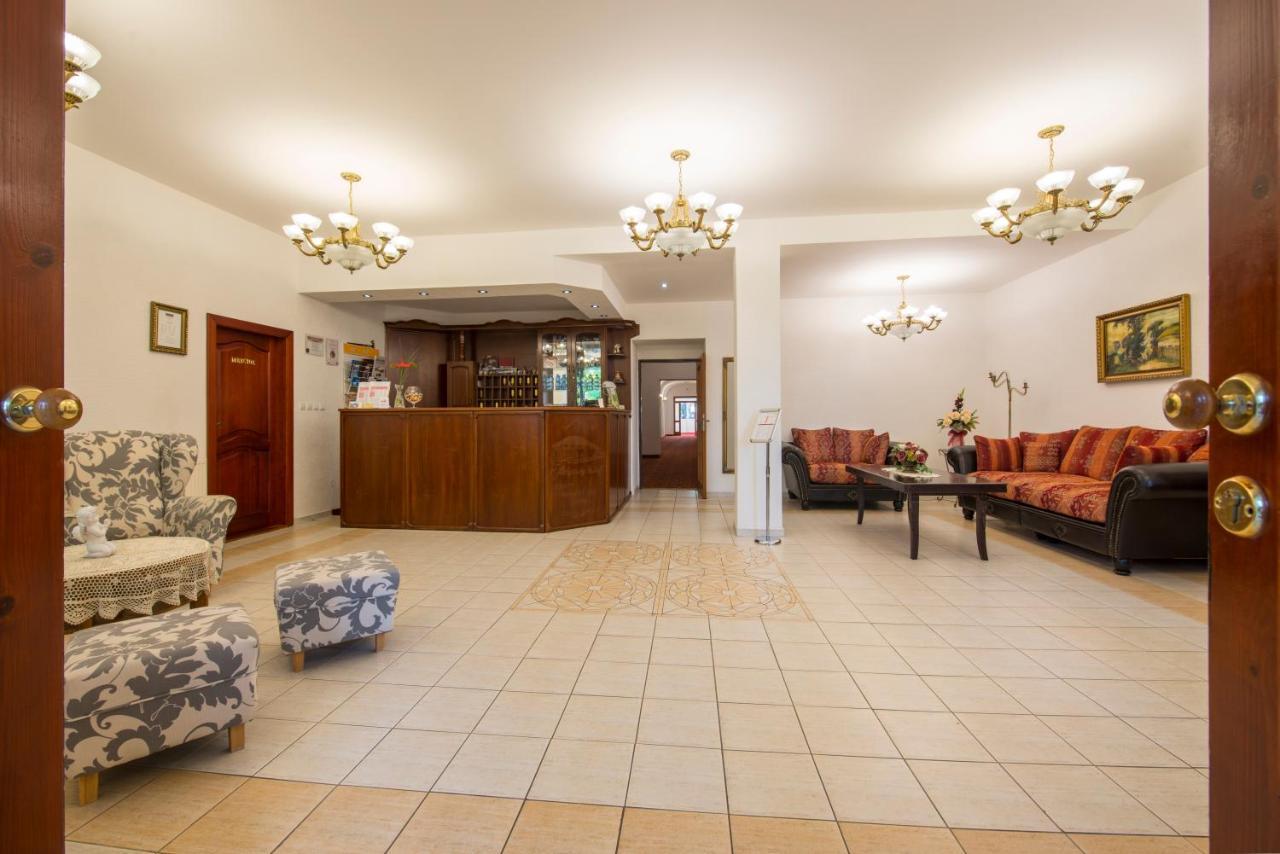 Svatojansky Kastiel Hotel Liptovsky Jan Exterior photo